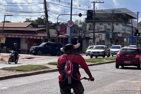 Homem chama atenção ao andar com chapéu de chifre pelas ruas de Rio Branco