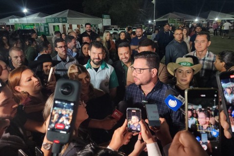 Gladson surpreende na abertura da ExpoAcre Juruá e anuncia caminhonete zero km como prêmio do rodeio