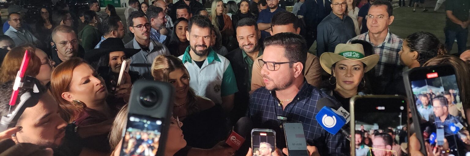 Gladson surpreende na abertura da ExpoAcre Juruá e anuncia caminhonete zero km como prêmio do rodeio